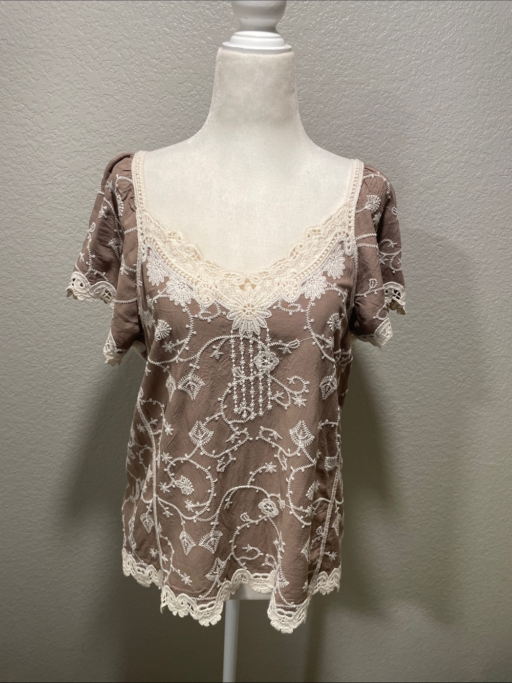 Democracy Embroidered Scoop Neck & Puffed Shoulder Short Sleeve Top Taupe/Cream
